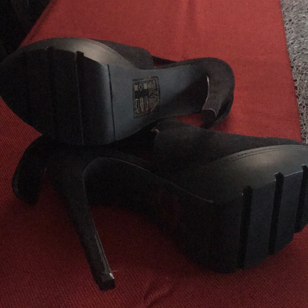 Shoes - Picture 4 of 4